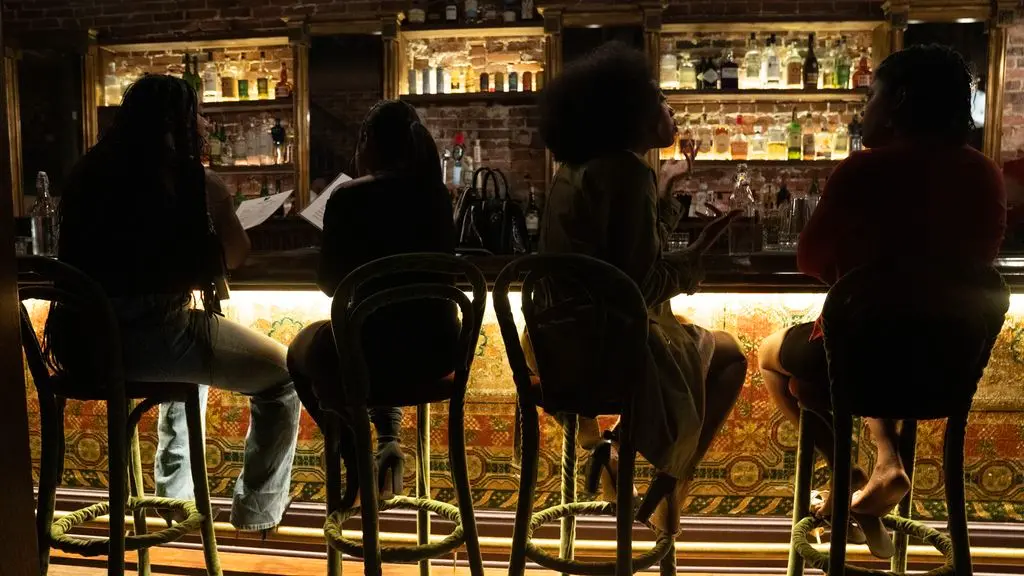 Phone-free bars and restaurants on the rise across the U.S.