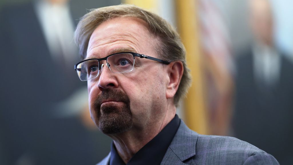 Scoop: Chuck Edwards gifted pink and blue handguns to young female staffers