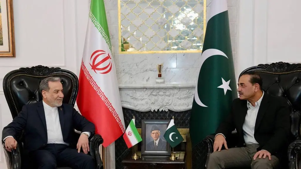 Pakistani field marshal in Tehran to try to seal U.S.-Iran deal